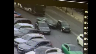 На улице Ленина в Рязани водитель Ford задел 2 машины и уехал с места ДТП