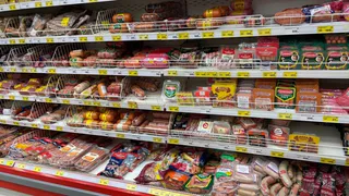 "Не берите даже по акции": Роскачество назвало сосиски, которые лучше не покупать и не давать детям