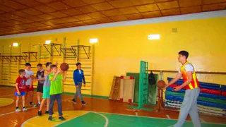 «Зубры» сыграли в баскетбол со школьниками