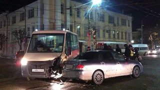 "Как будто не людей вёз, а дрова". В центре Рязани маршрутка попала в ДТП