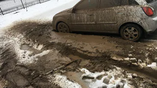 Народное фото - возле 75 школы автомобилисты паркуются в грязи