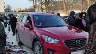 Полиция начала проверку из-за наезда машины на товары продавцов рынка в Рязани