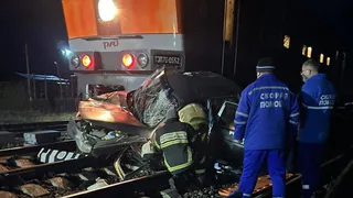 Поезд "Вокрута-Москва" столкнулся с автомобилем в Архангельской области