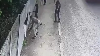 В Коврове разыскивают троих молодых людей за порчу городского баннера на улице