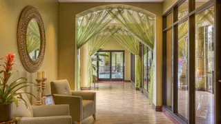 Поставила зеркало в прихожей именно так — и плохая энергия больше не уходит сквозь дверь