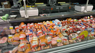 Подруга-продавец честно рассказала - зачем люди берут в «Светофоре» по 10-20 палок колбасы и по 20 кг сосисок