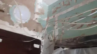 Работают на совесть? В Нижнекамске подъезд ремонтируют с осени