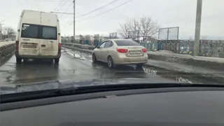 Водитель иномарки пробил колесо на путепроводе Брянск II