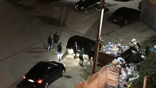 Пьяный водитель с бутылкой пива в руках решил проверить на прочность свой автомобиль