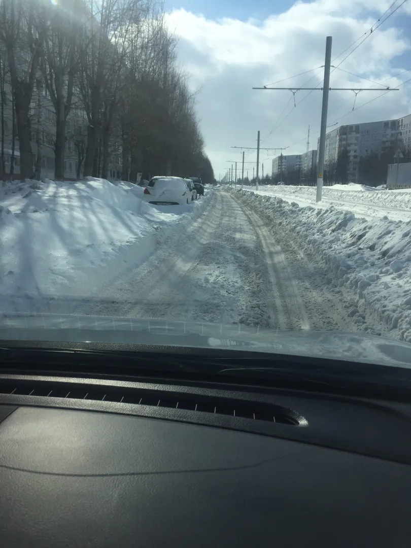 В Нижнекамске на местных дорогах машины не могут разъехаться