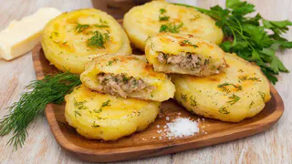 Больше не трачу много времени на готовку. Подруга из Белоруссии научила готовить быстрые, пышные картофельные зразы, заходят на ура. Делюсь