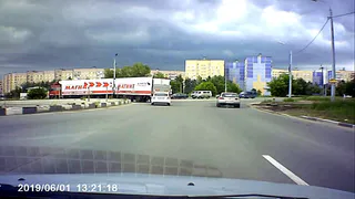 В сети появился видеоролик момента переворота фуры "Магнит" в Рязани