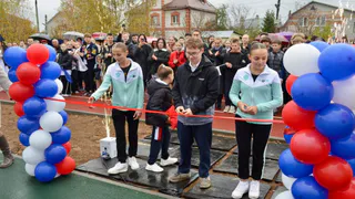 В Карабанове открыли современный спортивный стадион для школьников и юных спортсменов