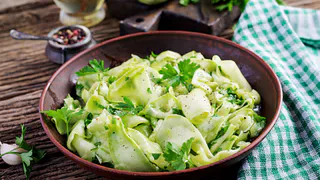 Кабачки летом не жарю и не запекаю: закуска к мясу всего за 15 минут - гости всегда просят добавки