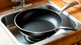 Завариваю кипятком 2 пакета: сковородка как из магазина: от жира и нагара не остается и следа