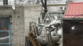 В Рязани за забором обнаружили скульптуры с фасада ДК «Птицеводов»