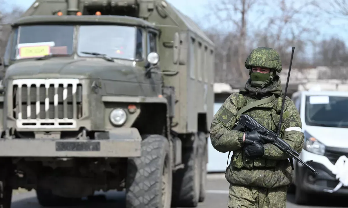 Российские военнослужащие занимаются эвакуацией тел украинских солдат на границе