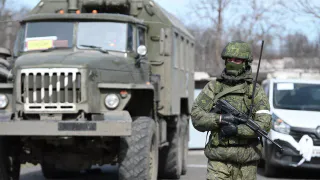 Российские военнослужащие занимаются эвакуацией тел украинских солдат на границе