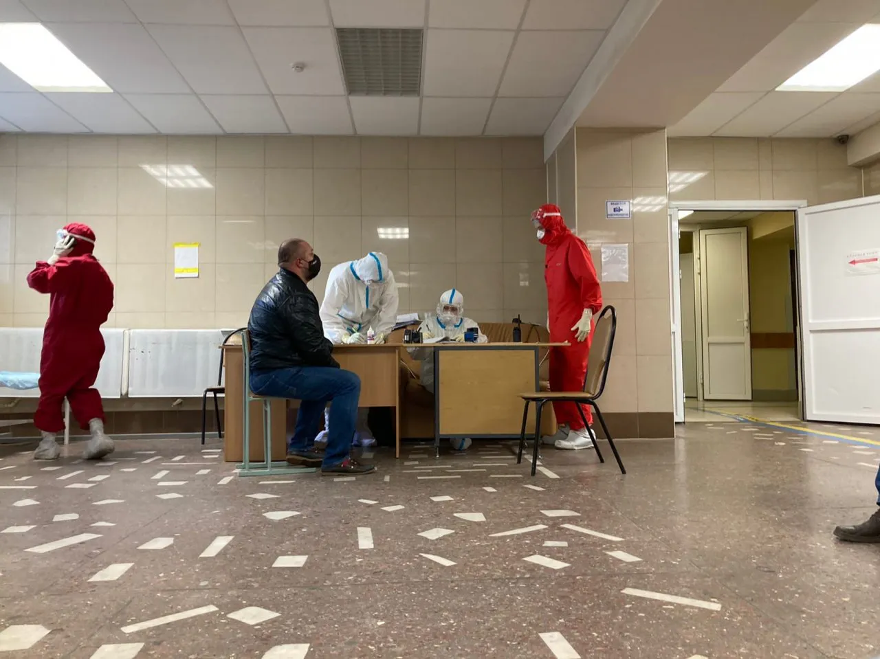 Что дают за прививку в регионах России: автомобили, айфоны и билеты в цирк