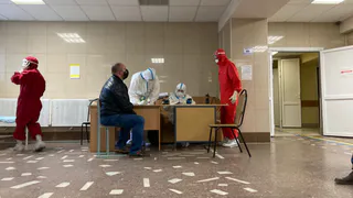 Что дают за прививку в регионах России: автомобили, айфоны и билеты в цирк