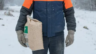 Утеплил крышу без минваты и пенопласта - старый строитель объяснил схему. Легко и бюджетно 