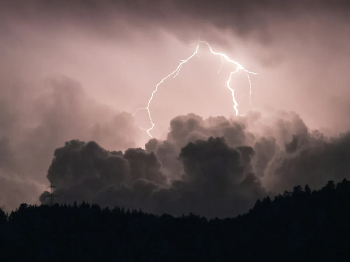 Гидрометцентр предупреждает всех: в июле и августе россиян ждет экстремальная погода — подробный прогноз