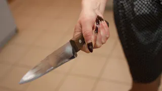 "Воткнула нож в ногу": жительница Коми трижды нападала на людей