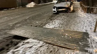 Ранним утром: на улице Разина пьяная женщина снесла забор