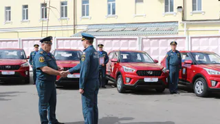 Пожарные получили новые машины: теперь спасатели смогут тушить огонь даже в самой глухой местности