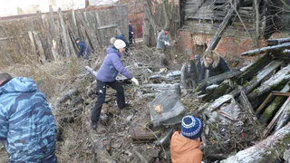 Волонтеры очистили территорию вокруг Дома Любомудрова