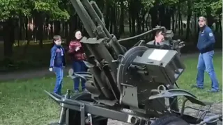 Опасная выставка: в парке Советско-Польского братства установили незакрепленную зенитку