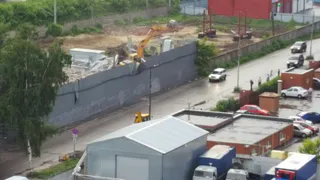 На Полевой сносят здание: кирпич сыпется прямо на проезжую часть