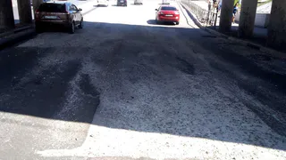 Закончат к понедельнику: ремонт под путепроводом на Московском шоссе продолжается