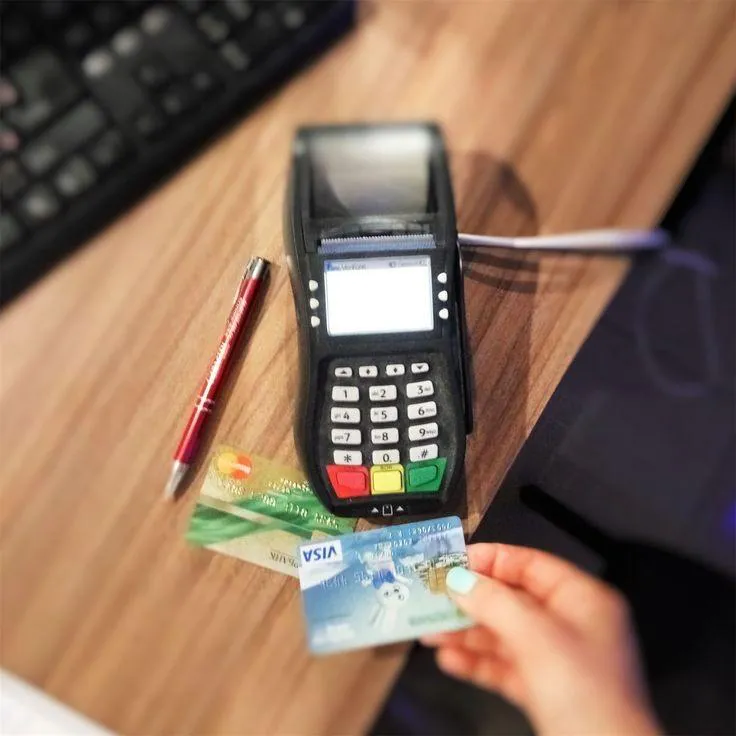 Наличка vs карта: разбираемся, чем пенсионерам пользоваться удобнее и эффективнее