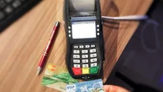 Наличка vs карта: разбираемся, чем пенсионерам пользоваться удобнее и эффективнее