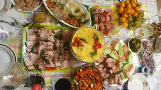 Составила меню для Новогоднего стола: такие продукты найдутся в каждом холодильнике, а блюда — как из кулинарной книги