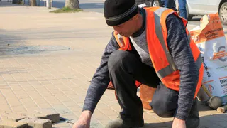 В центре Рязани сняли тротуарную плитку