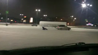 В Рязани на парковке гипермаркета катаются на "ватрушке", прицепленной к машине