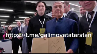 Рустаму Минниханову передали книгу с подписью Джеки Чана