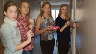 Касимовские школьницы решили раскрасить скучные стены детского отделения больницы