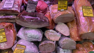 Не дайте себя обмануть: если видите эту маркировку на колбасе, знайте – мяса там ни грамма