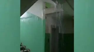 В Рязани в многоэтажке дождь затопил подъезд