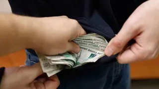 В Брянской области посредник обобрал взяточника