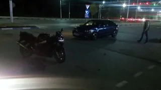 Ночью у ТЦ "Декатлон" мотоциклист врезался в Мазду