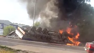 ЧП на Южной окружной -  перевернулась и загорелась фура