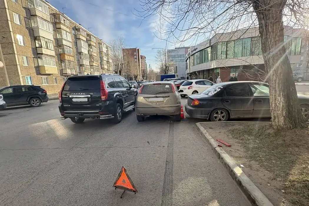 В Сыктывкаре водитель Haval из-за резкого поворота спровоцировал двойное ДТП