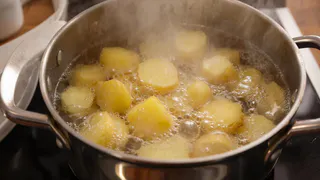 "Жидкое золото": не выливайте воду после варки картошки – гениальный совет советских хозяек