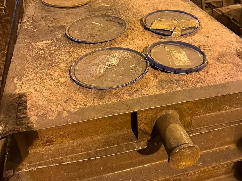 На производстве в Пензе металлическая плита придавила 35-летнего работника