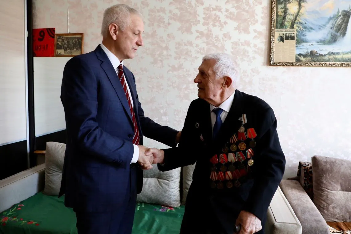 Глава Магнитогорска вручил почетную награду фронтовику Петру Швецу