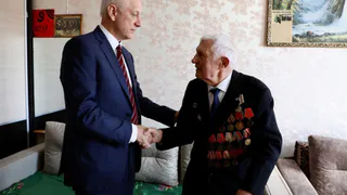 Глава Магнитогорска вручил почетную награду фронтовику Петру Швецу